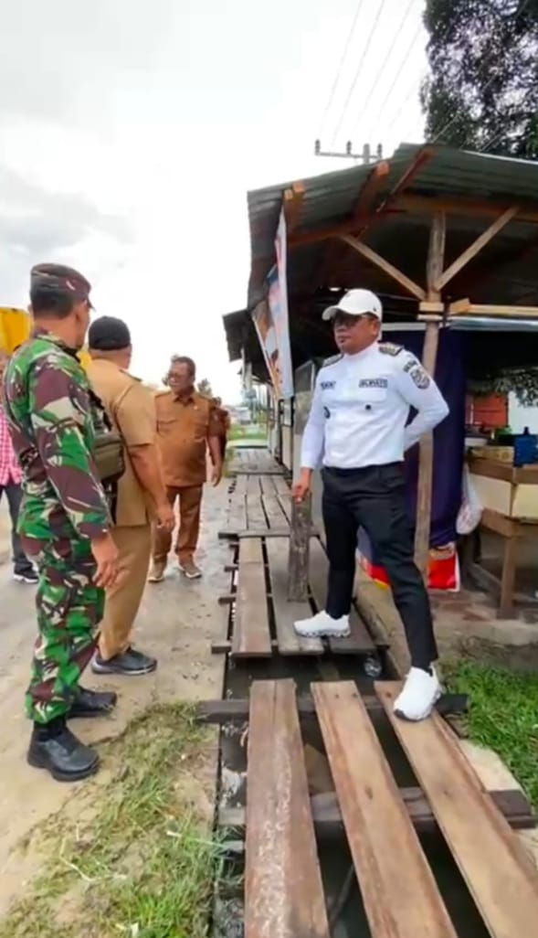 Bupati Zukri Instruksikan Camat dan Jajaran Lakukan Gotong Royong di Jalan Lintas Timur Pangkalan Kuras