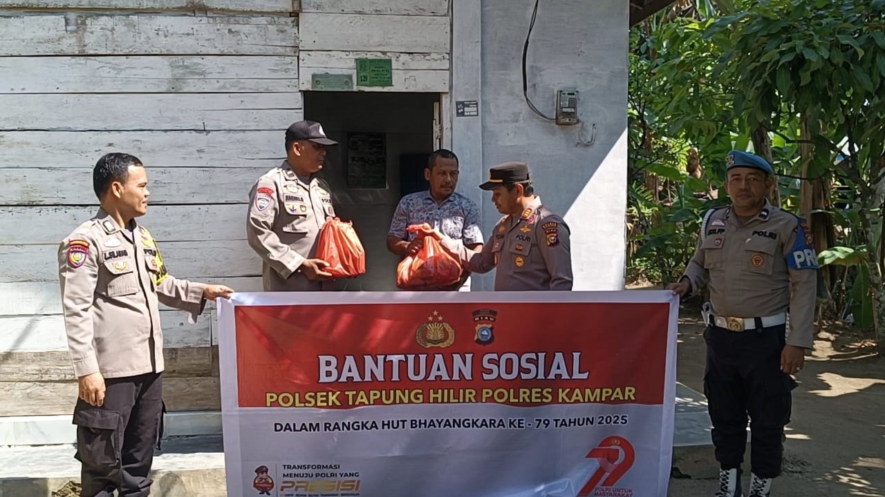 Polsek Tapung Hilir Bagikan Sembako : Merajut Silaturahmi, Wujudkan Kamtibmas Yang Kondusif