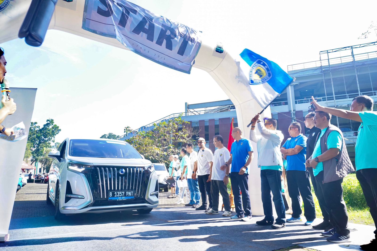 Lepas Fun Rally Mobil Listrik, Ketua Umum IMI Bamsoet Ajak Komunitas Otomotif Beralih ke Kendaraan Ramah Lingkungan