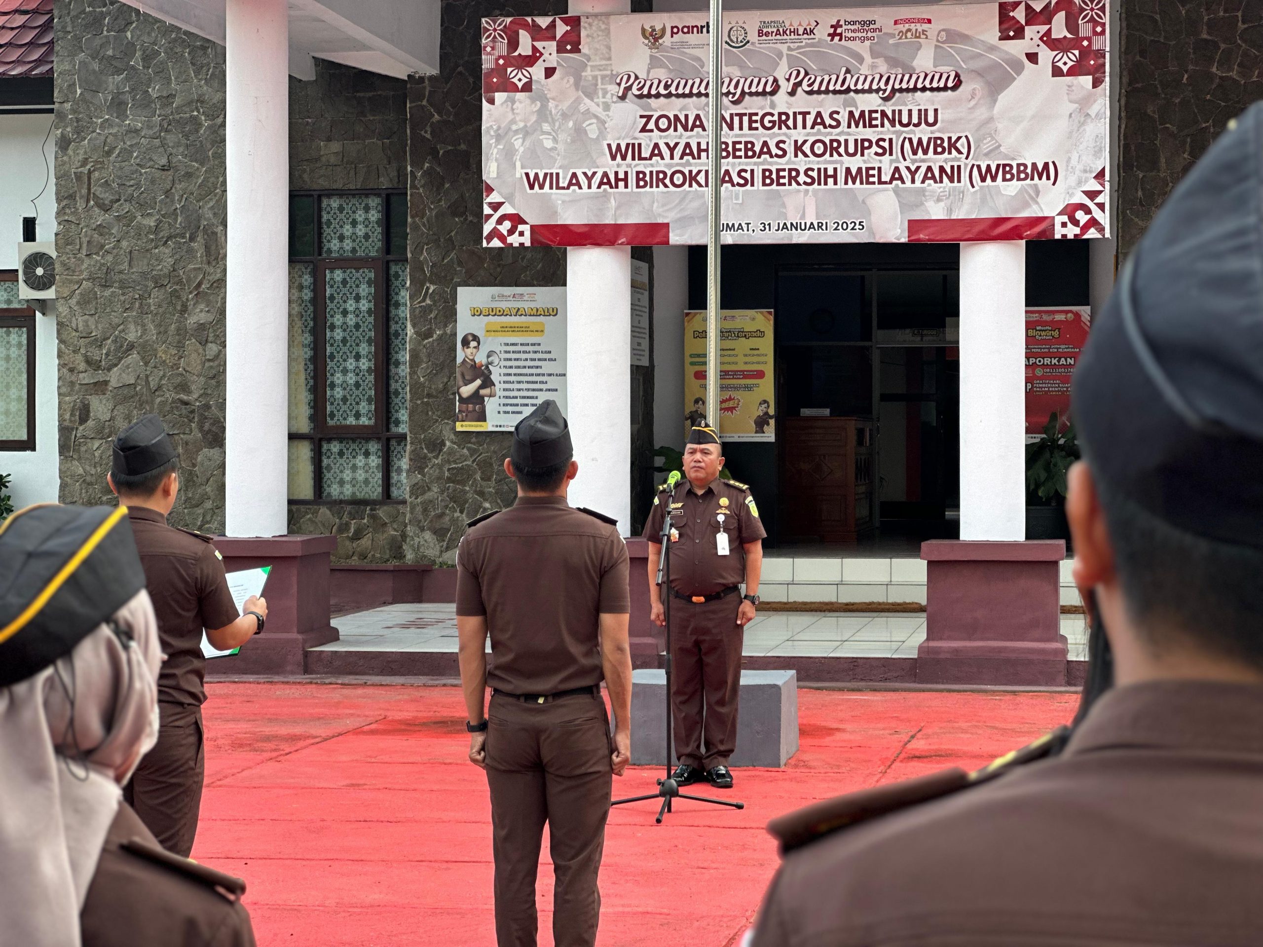 Plt. Kajari SBB Pimpin Apel Senin Pagi, Siap Sambut Kunjungan Kerja Jaksa Agung Muda Pengawasan di Kejari SBB