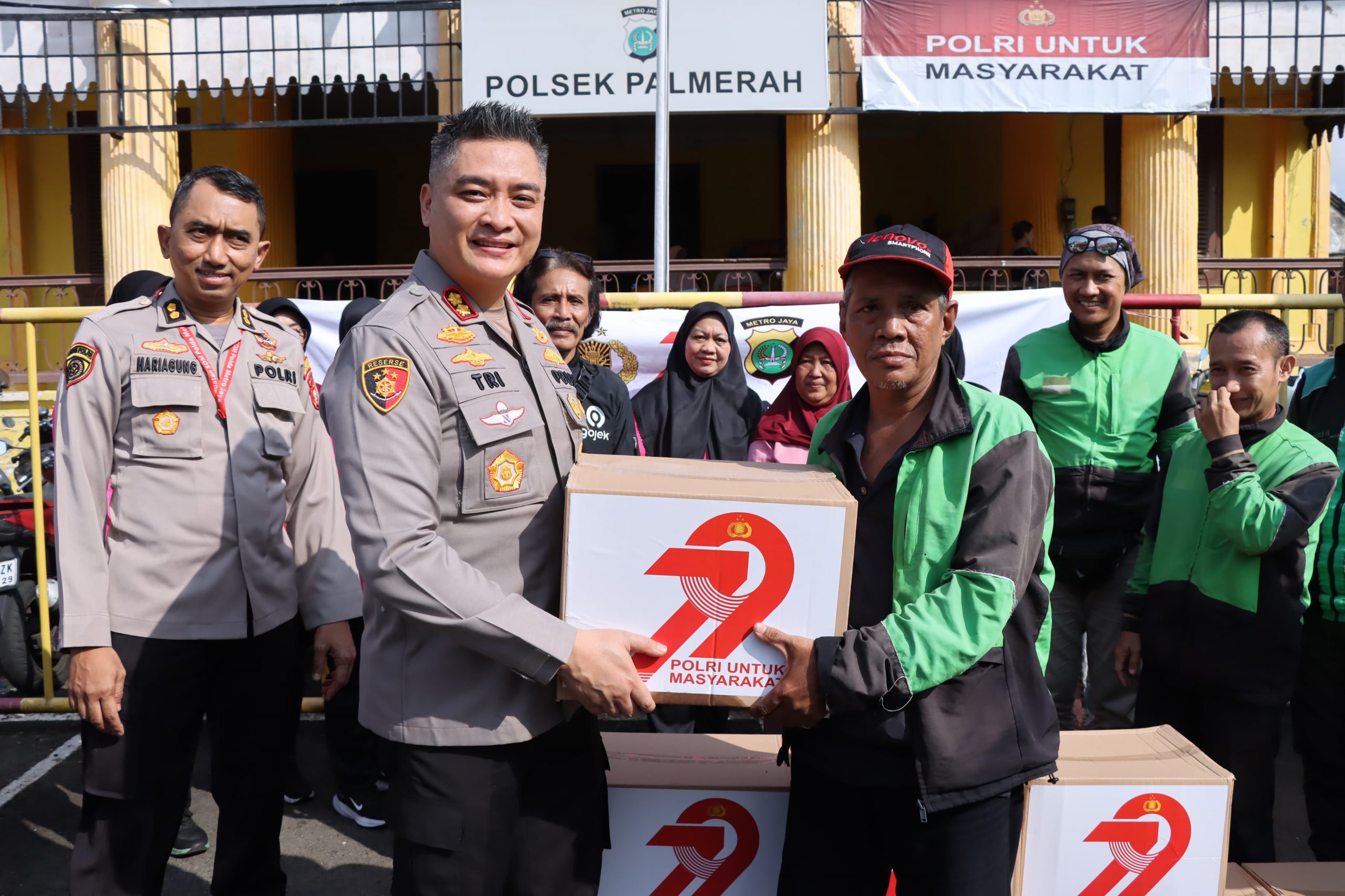 Sambut Hari Bhayangkara Ke 79, Polres Jakbar Gelar Pengobatan Gratis dan Bagikan 2.000 Paket Sembako