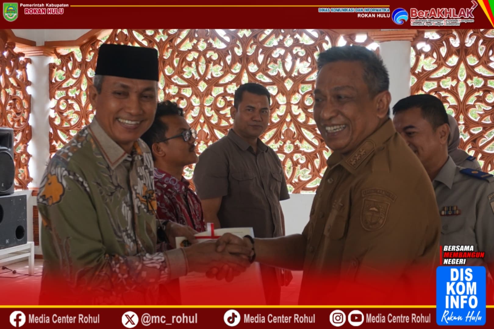 Bupati Rohul Anton, S.T, M.M Bagikan Sertifikat Tanah Program PTSL dan Redistribusi Tahun Anggaran 2024