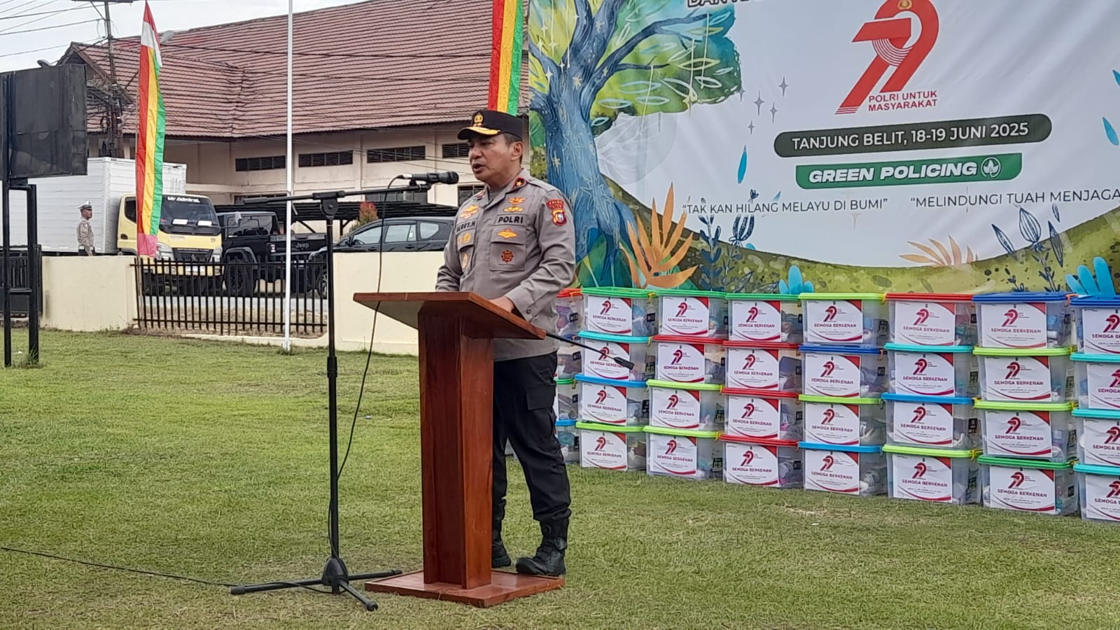 Polda Riau Gelar Bakti Sosial dan Penanaman Pohon dalam rangka Hari Lingkungan Sedunia dan Hari Bhayangkara Ke-79 di Polsek Kampar Kiri