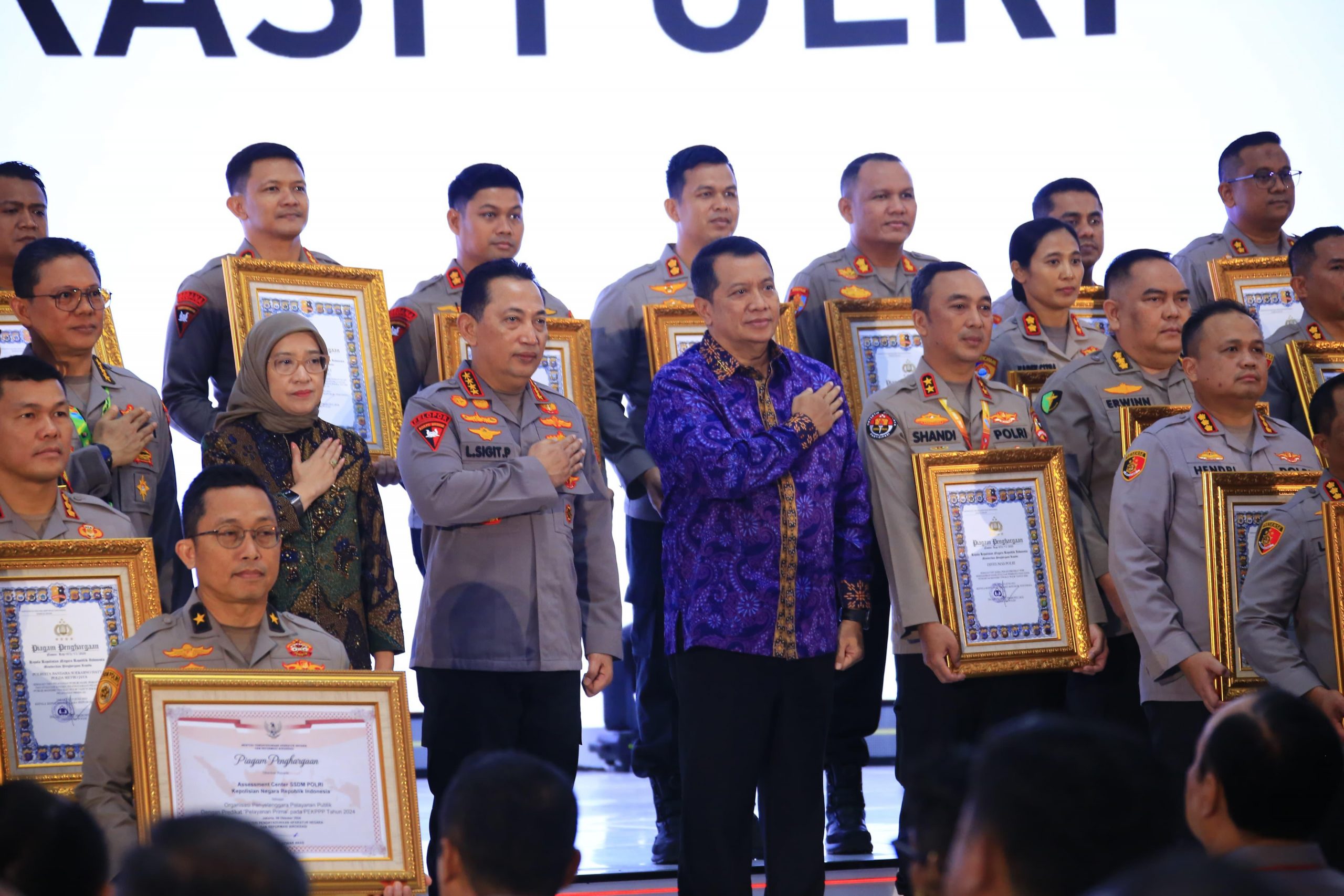 Kapolri Berikan Penghargaan Pembangunan Zona Integritas WBK Kepada Divisi Humas Polri