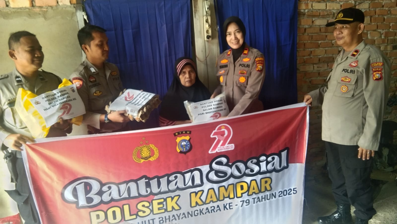 Polsek Kampar Berbagi Kebaikan, Bagikan Sembako untuk Warga Kurang Mampu dalam Rangka Hari Bhayangkara Ke-79