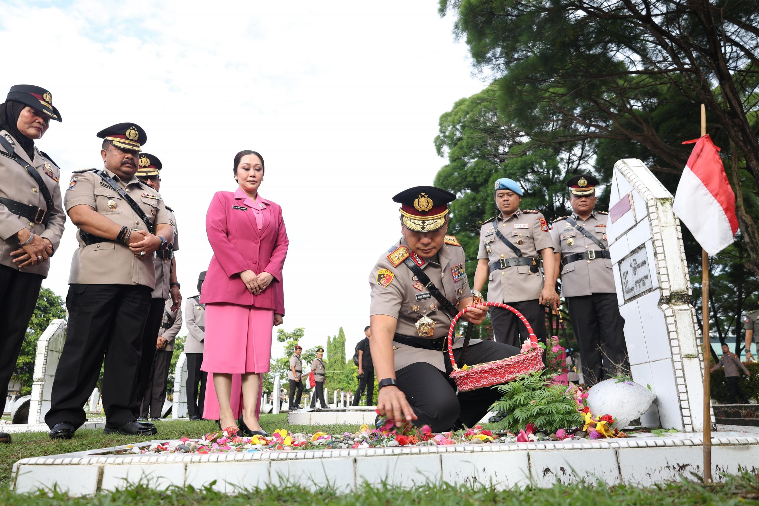 Kapolda Riau Pimpin Upacara Ziarah Dan Tabur Bunga Peringati Hari Bhayangkara Ke-79 Tahun 2025