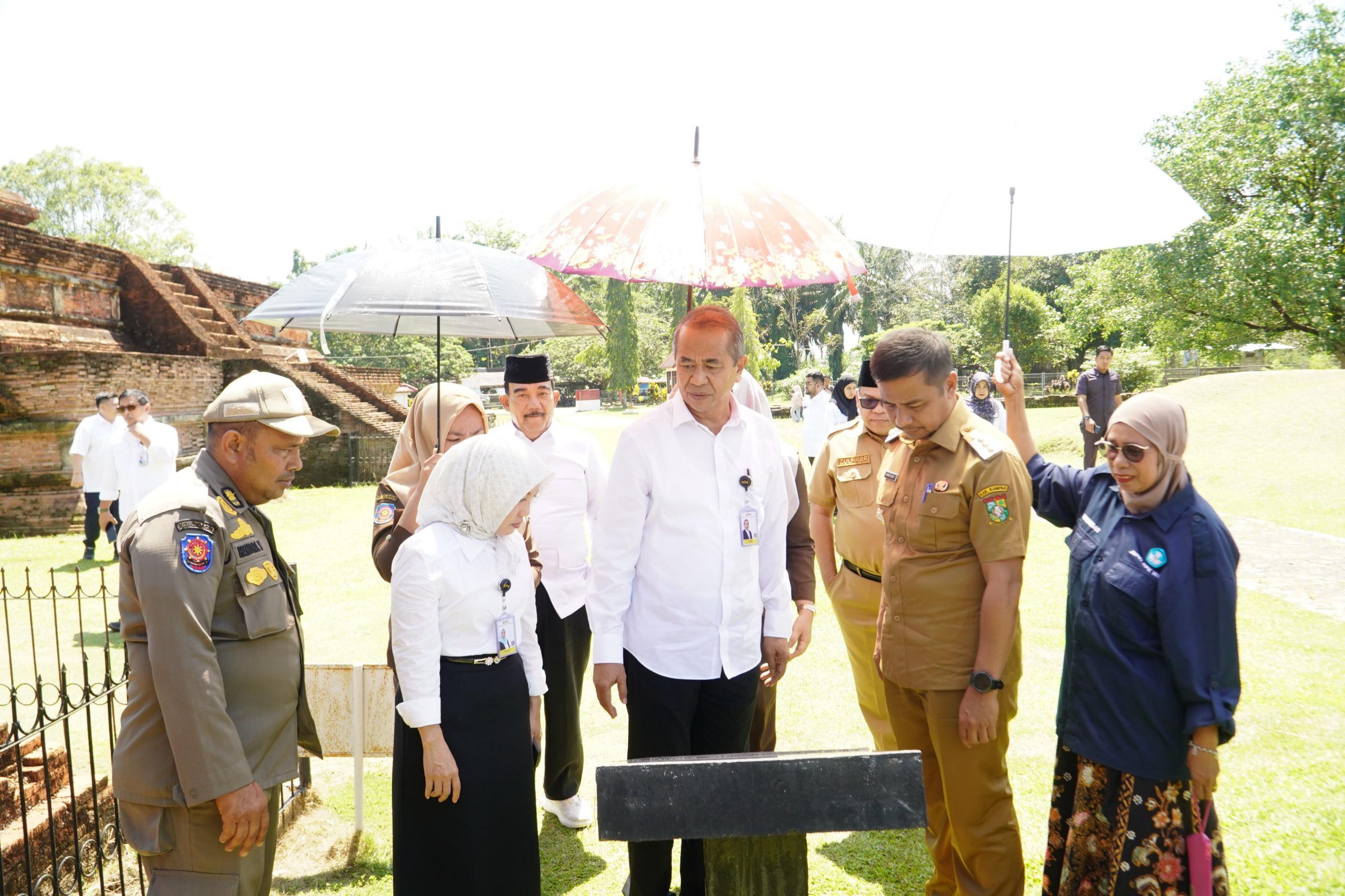 Usai Launching MBG Sibiruang, Bupati Kampar Ajak Rombongan Kantor Staf Presiden Tinjau Candi Muara Takus