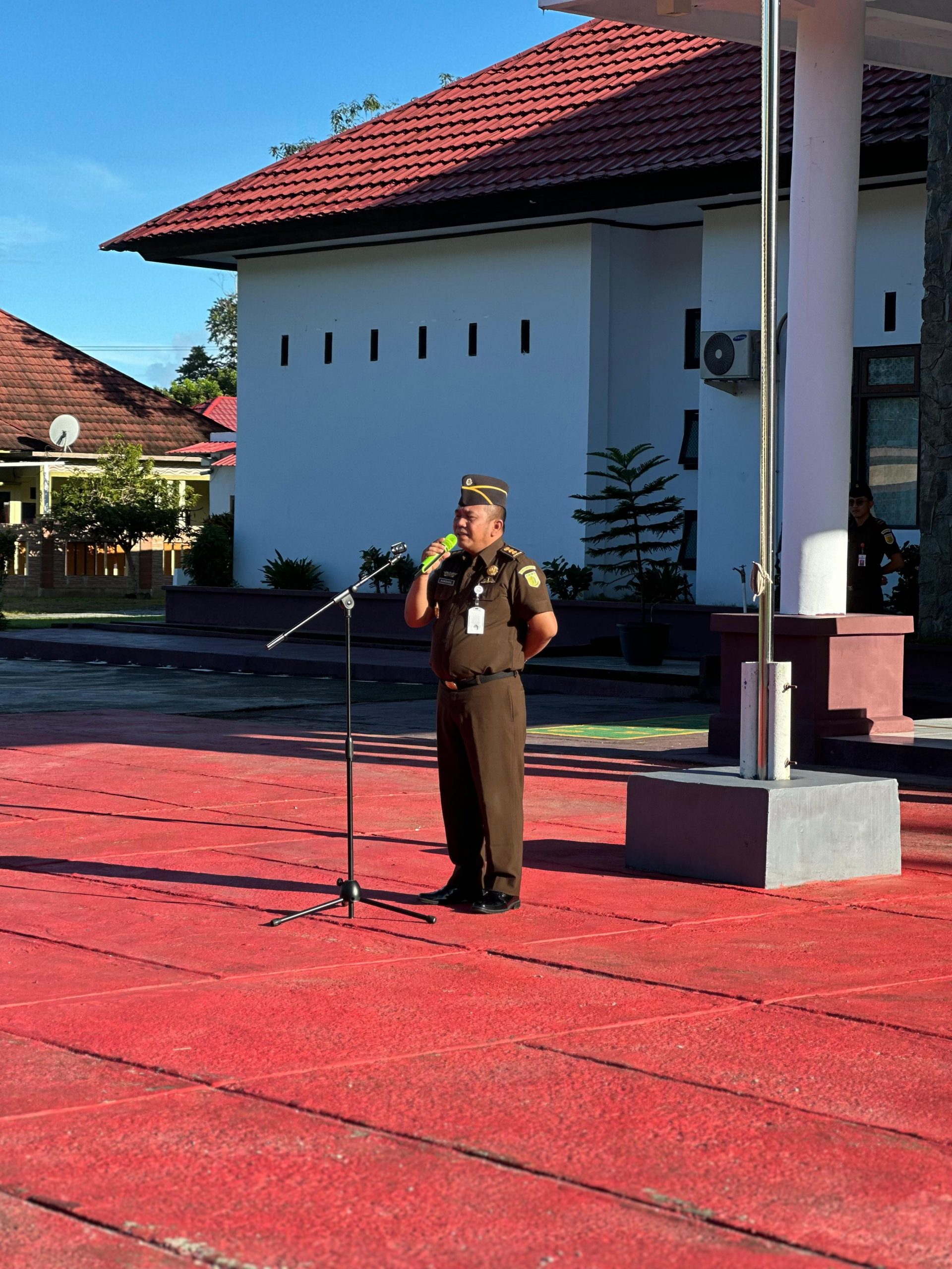 Plt. Kajari Pimpin Apel Rutin Senin Pagi, Bambang Heripurwanto : Saya Apresiasi Kerjasama dan Kebersamaan Kita serta Mari Kita Tingkatkan Nilai-nilai Aparatur Kejaksaan