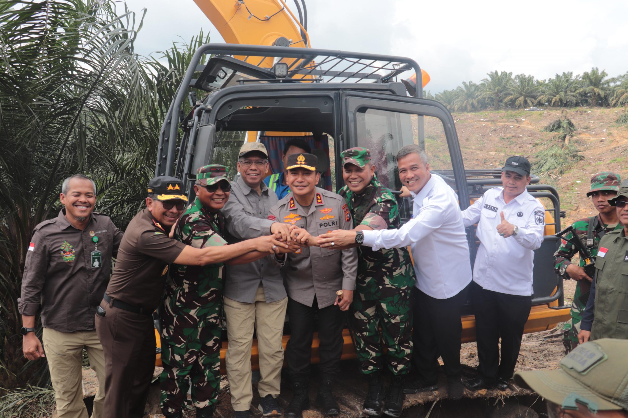Kapolda Riau dan Tim PKH Menyaksikan Pemusnahan Lahan Ilegal di Kawasan Hutan TNTN Pelalawan