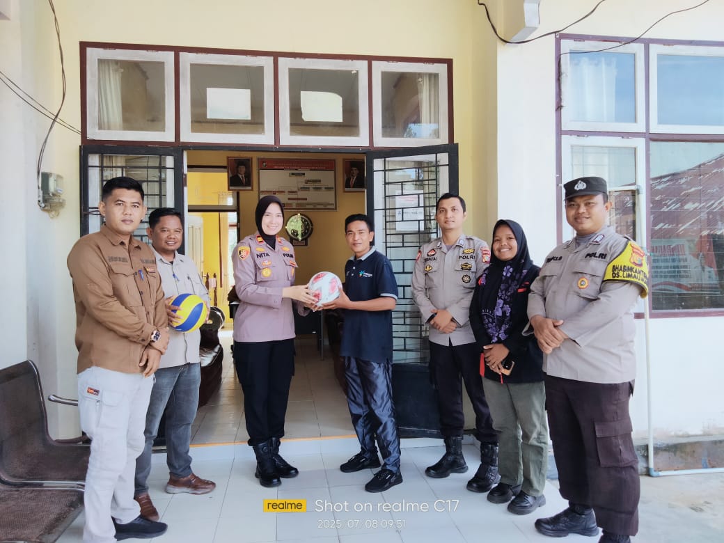 Kapolres Kampar Beri Bantuan Sarana Olahraga ke Desa Ranah Singkuang, Dorong Semangat Generasi Muda