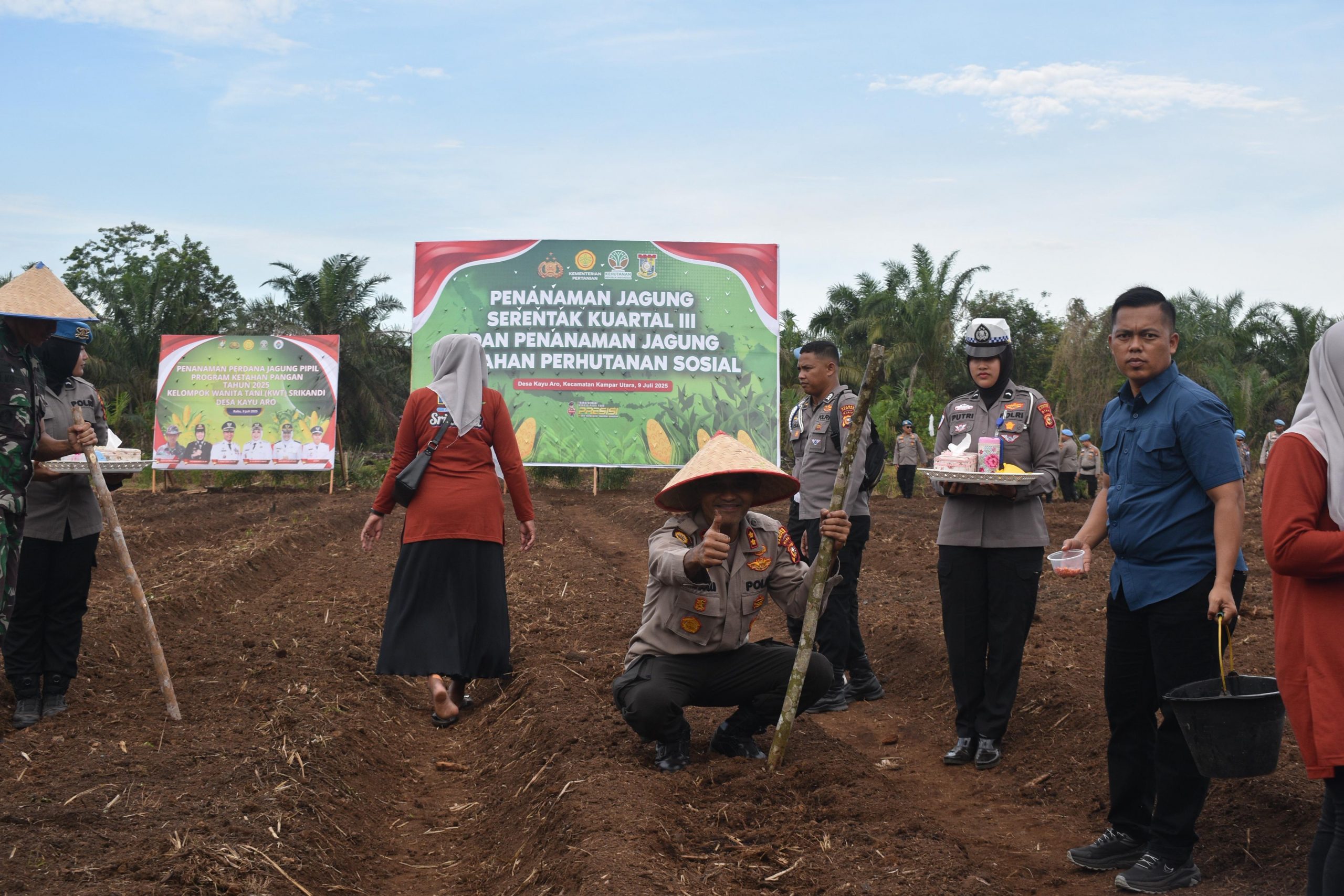 Kapolres Kampar Pimpin Penanaman Jagung Serentak, Dukung Swasembada Pangan Nasional