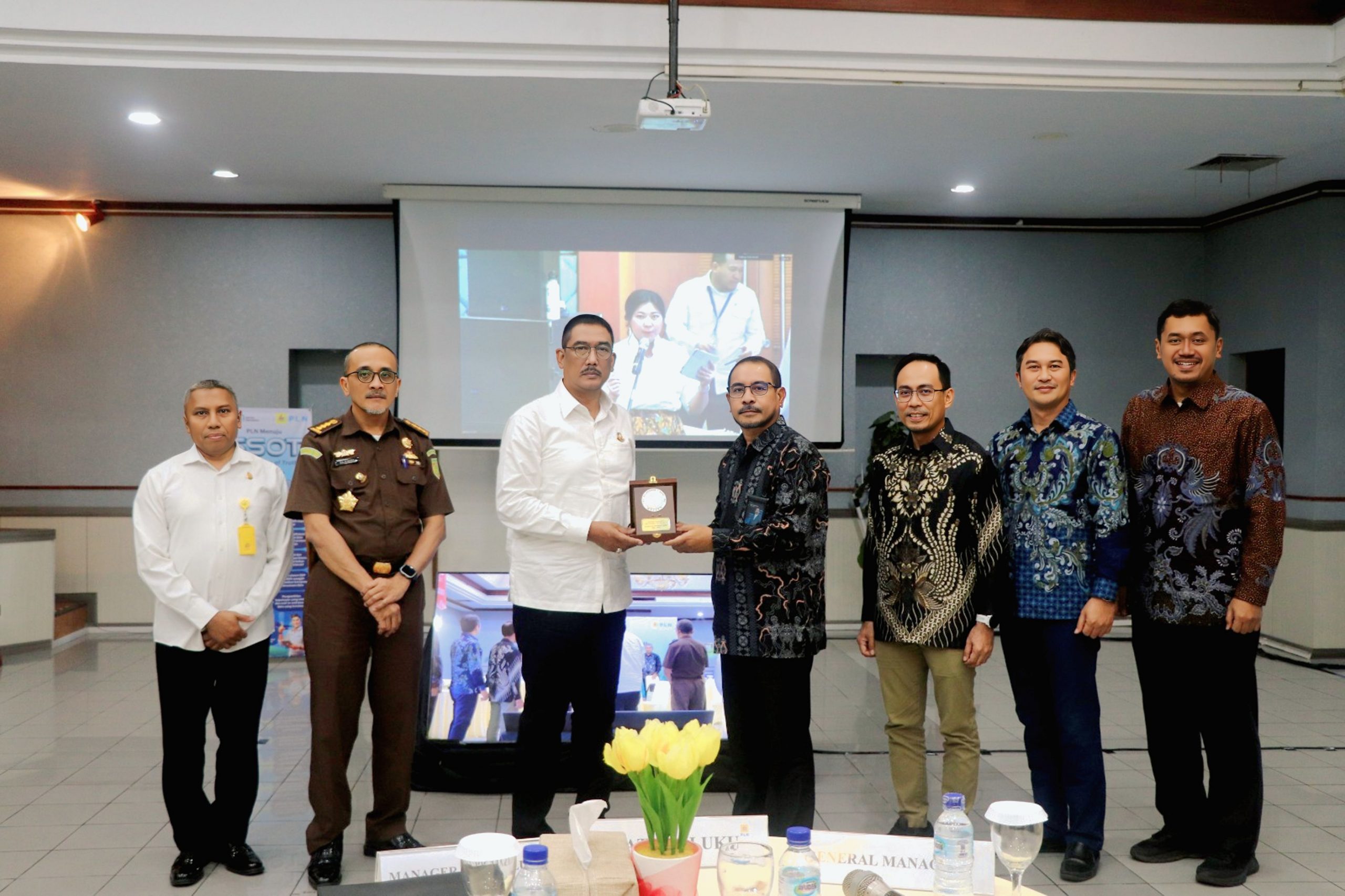 Kajati Maluku Bersama GM PT. PLN Maluku Melakukan Penandatanganan MoU Secara Virtual Bersama Kejaksaan Agung RI, Komisaris Dan Direktur Utama PT. PLN (Persero)