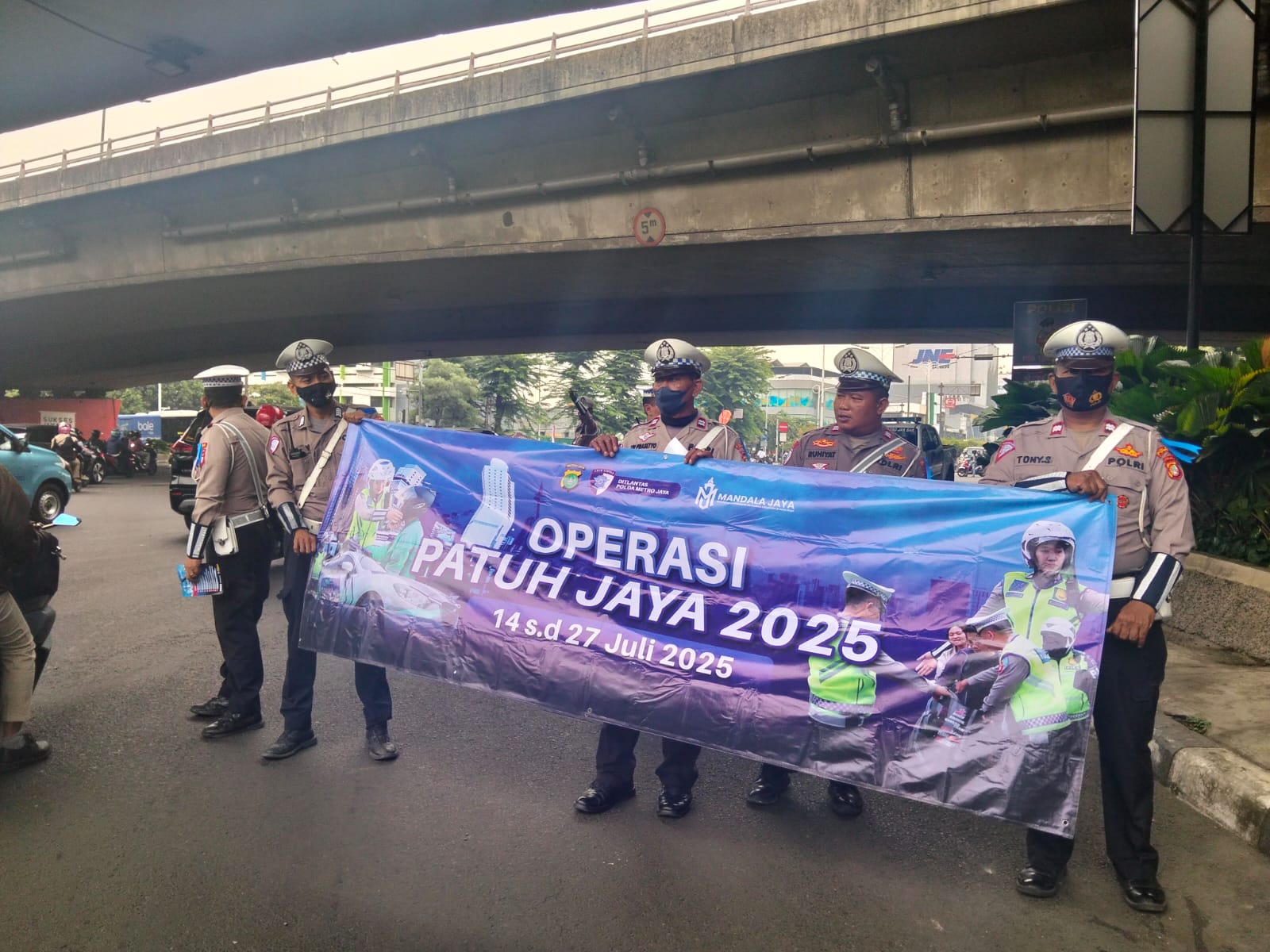 Hari Pertama Operasi Patuh Jaya 2025, Satlantas Jakbar Edukasi Pengendara dengan Humanis