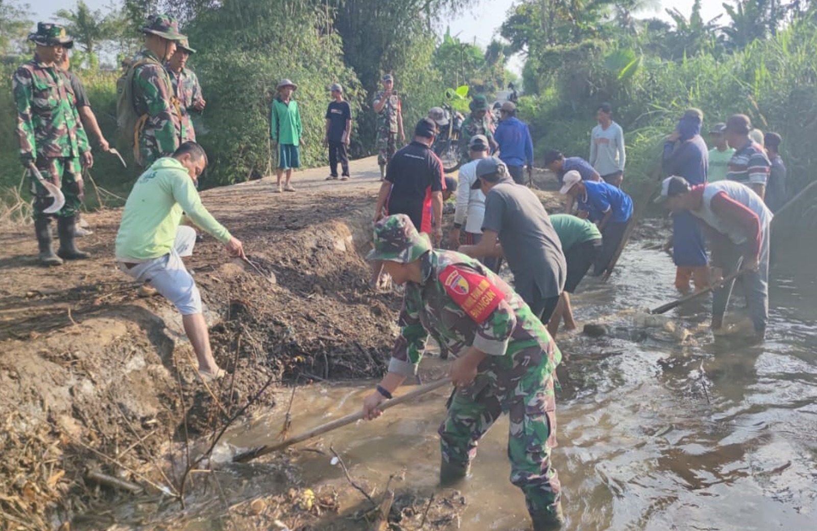 Jumat Bersih, Babinsa Birowo Bersama Warga Kerja Bakti Bersihkan Sungai Complang