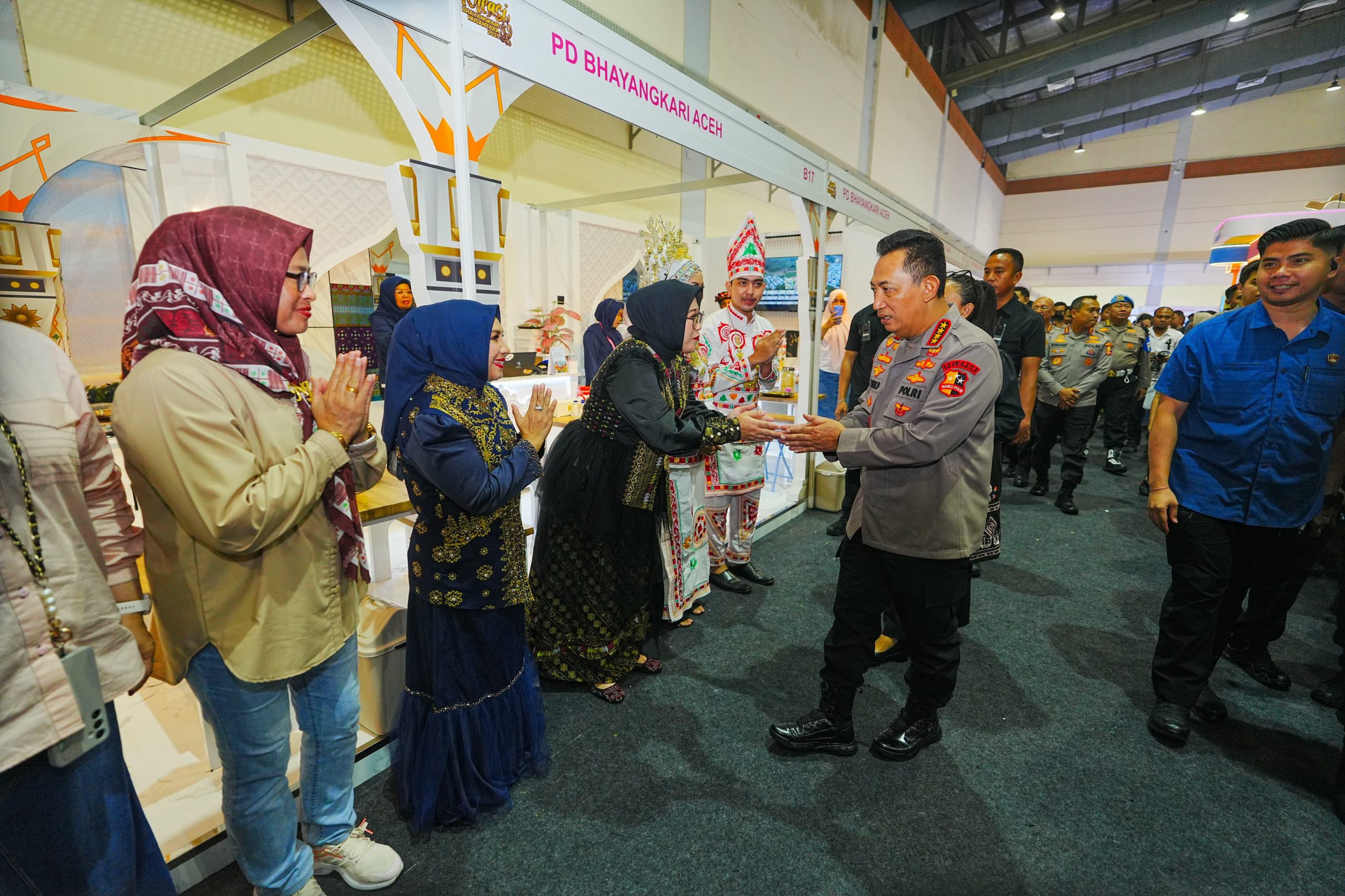 Kapolri Nikmati “Kupi Khop” di Stan Bhayangkari Aceh
