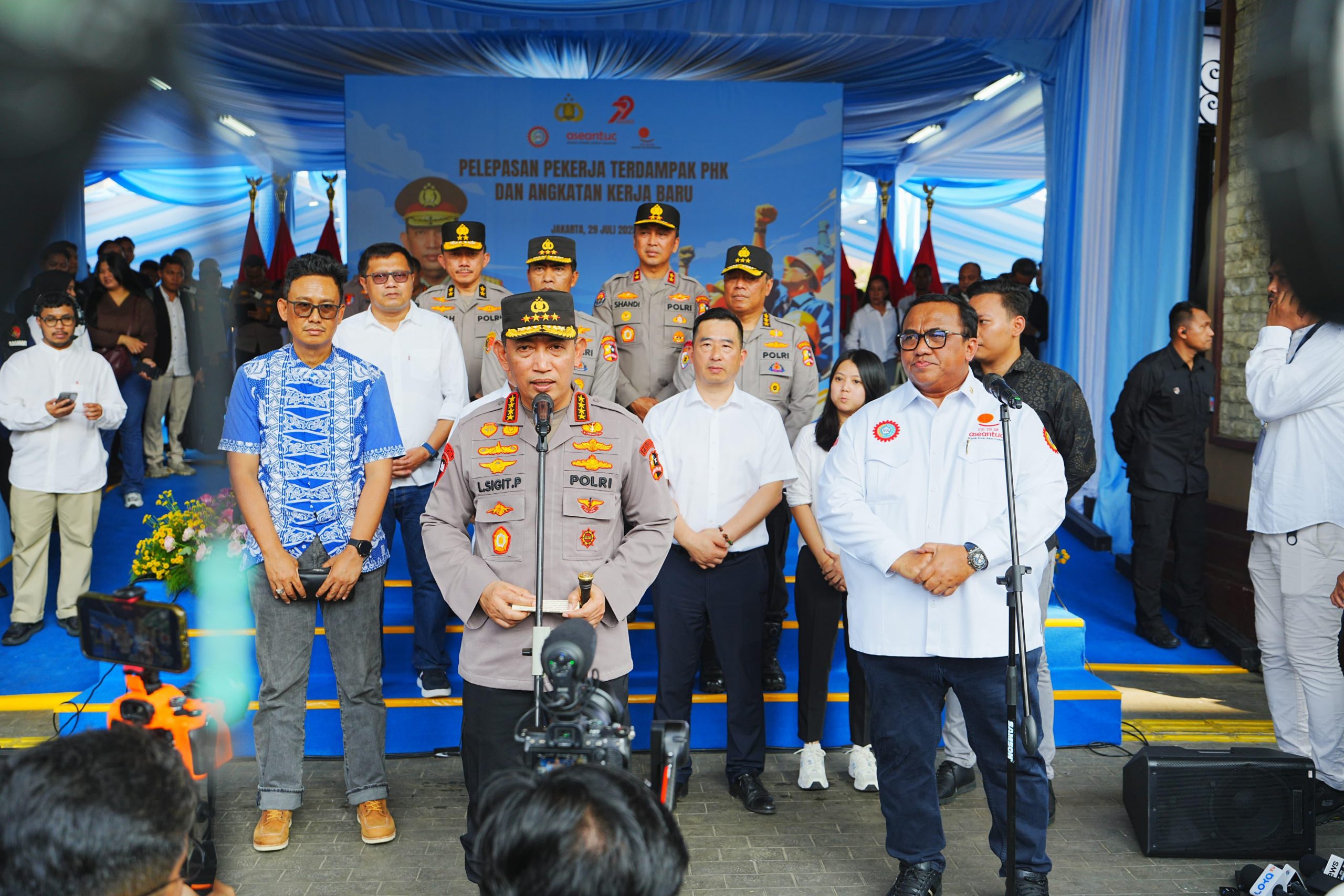 Lepas Buruh Terdampak PHK dan Angkatan Kerja Baru, Kapolri : Kabar Gembira di Tengah Dampak Global