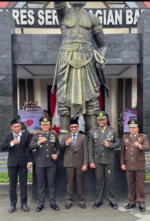 Plt. Kajari Seram Bagian Barat Hadiri Upacara Hari Bhayangkara ke-79 di Polres Seram Bagian Barat