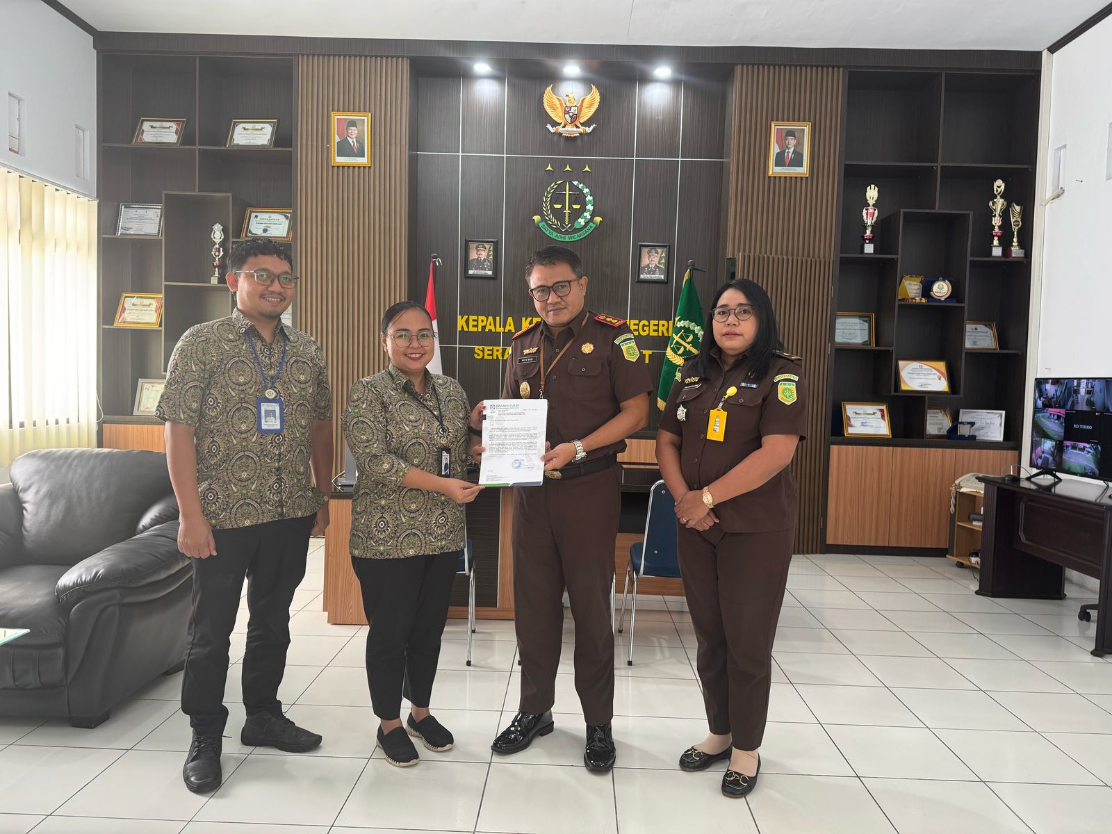 Kajari Seram Bagian Barat Terima Langsung 8 SKK dari BPJS Kesehatan SBB Untuk Penanganan Tunggakan Iuran Badan Usaha