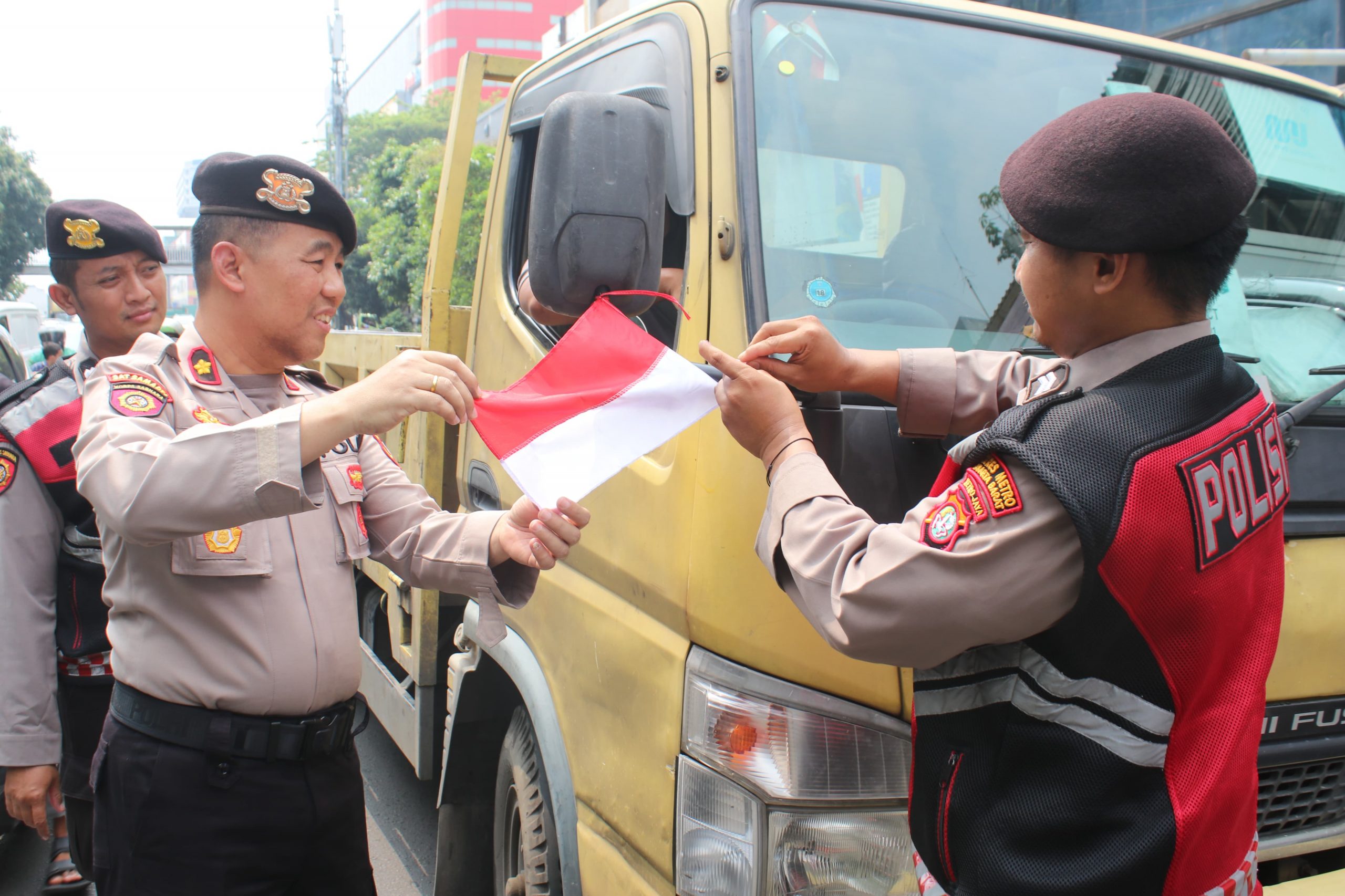 Polsek Metro Tamansari Bagikan 300 Bendera Merah Putih Sambut HUT RI Ke-80 Tahun