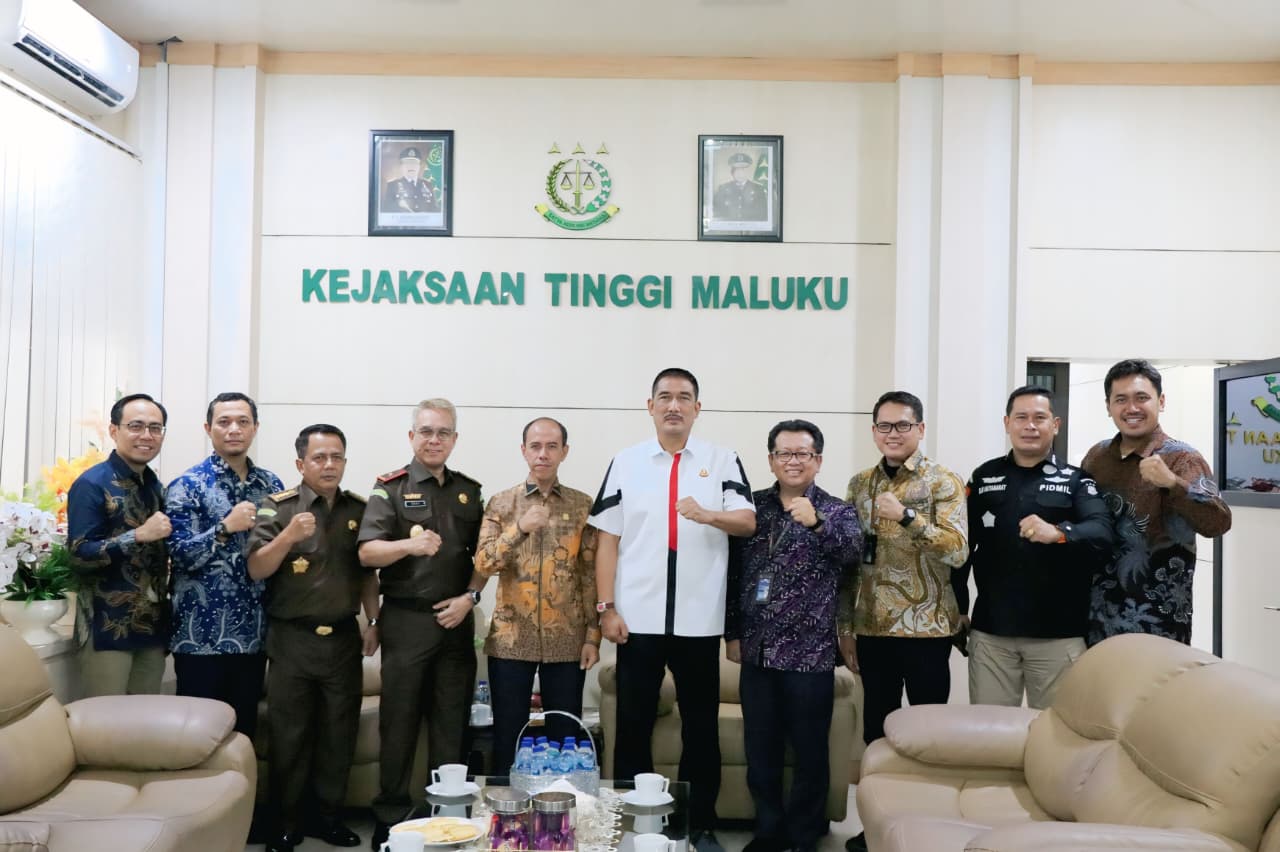 Kajati Agoes SP Terima Kunjungan Silaturahmi GM PLN UIW Maluku – Maluku Utara Noer Soenanto