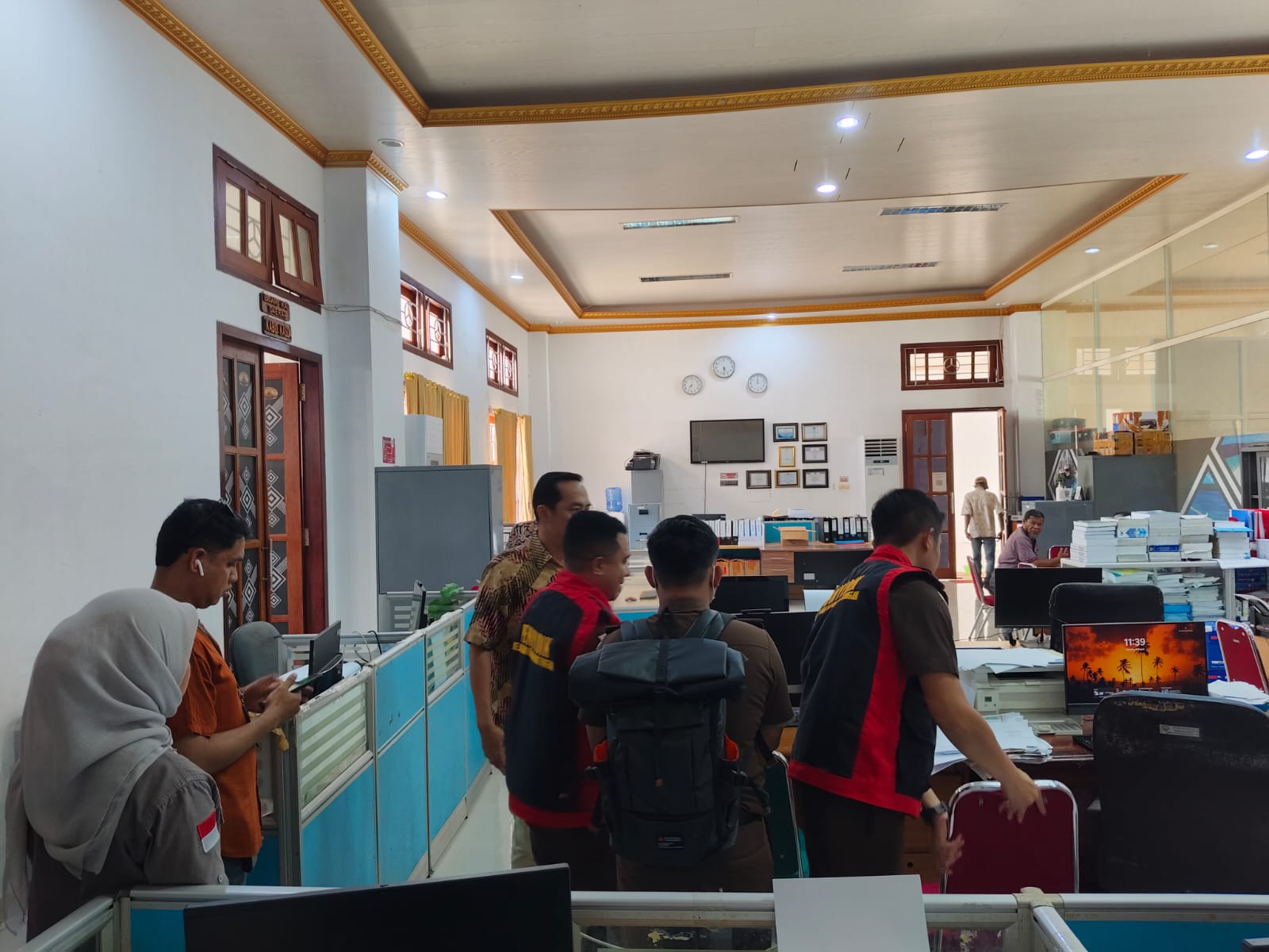 Tim Penyidik Pidsus Kejaksaan Negeri Maluku Tenggara Melaksanakan Penggeledahan  Dinas Pemuda Dan Olahraga Serta BPKAD 