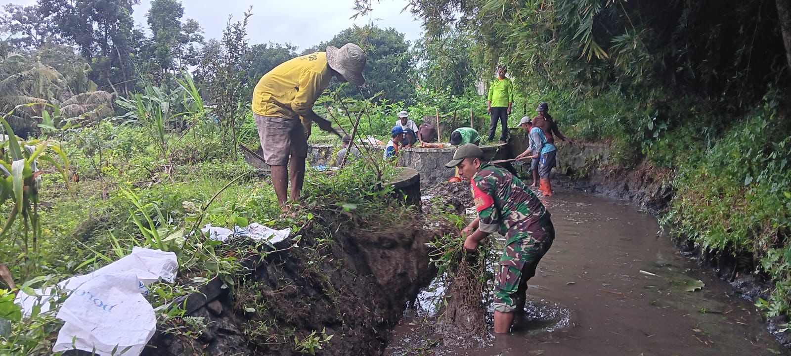 Jaga Kelancaran Pengairan Pertanian, Babinsa Desa Gondang Ajak Warga Kerja Bakti Memperbaiki Tanggul Sungai