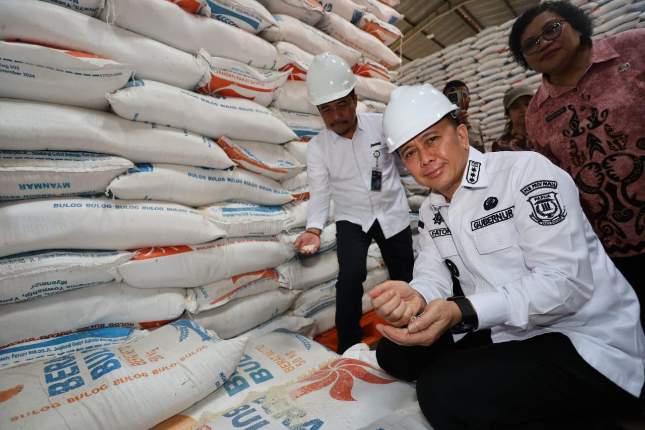 Pj Gubernur Papua Agus Fatoni Tinjau Gudang Bulog, Pastikan Stok Beras Aman hingga Empat Bulan Kedepan