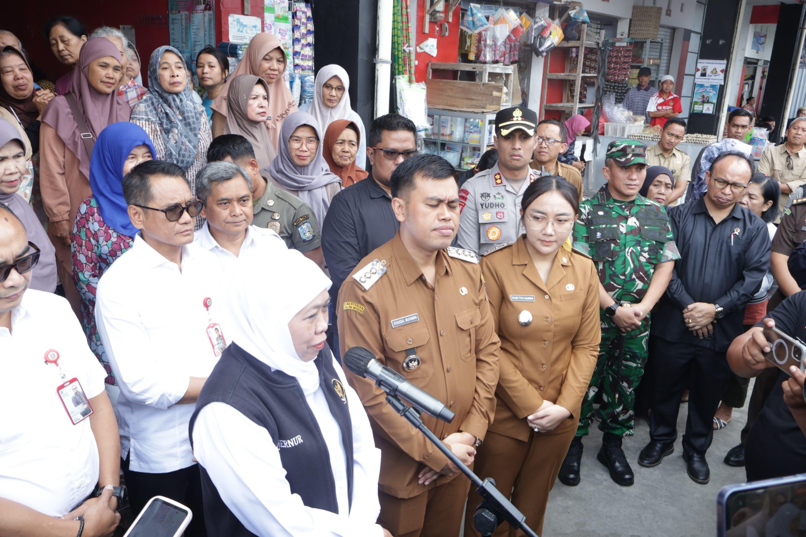 Dandim 0808 Bersama Forkopimda Dampingi Gubernur Jatim Dalam Gerakan Pangan Murah Di Wilayah Blitar