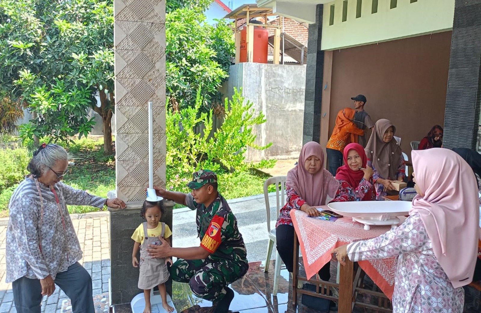 Intervensi Cegah Stunting, Babinsa Purwokerto Srengat Beri Motivasi Posyandu Delima Di Blitar