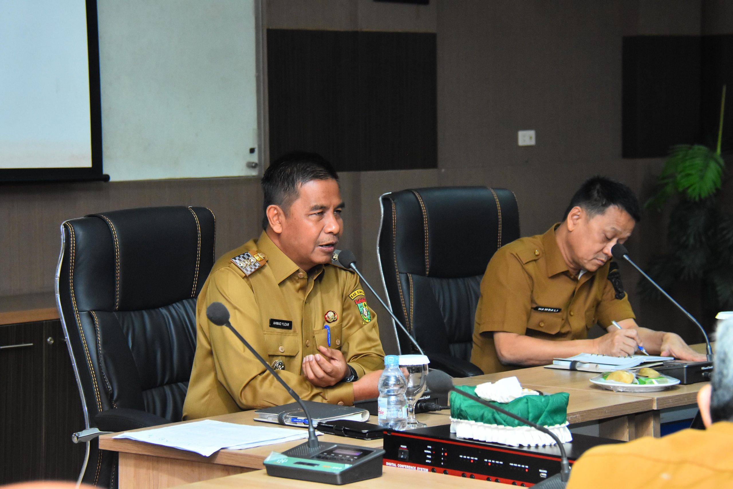 Pimpin Rapat Penanganan Situasi dan Kondisi, Bupati Kampar H. Ahmad Yuzar tegaskan seluruh Kepala OPD, Camat Untuk Selalu Melayani Masyarakat Dengan Tulus, Ikhlas dan Humanis