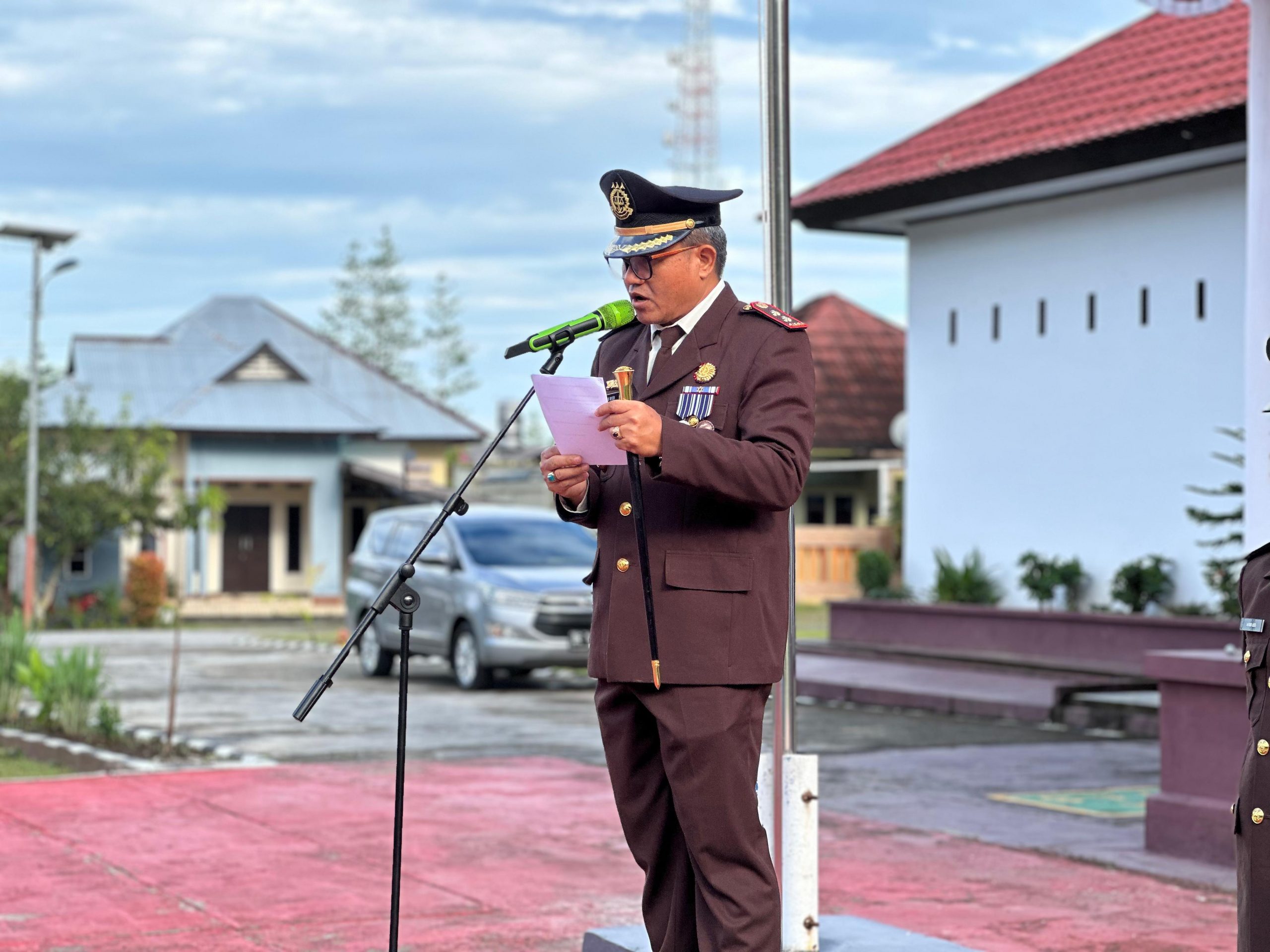 Kajari Seram Bagian Barat Pimpin Upacara Hari Lahir Kejaksaan Ke-80 Tahun 2025