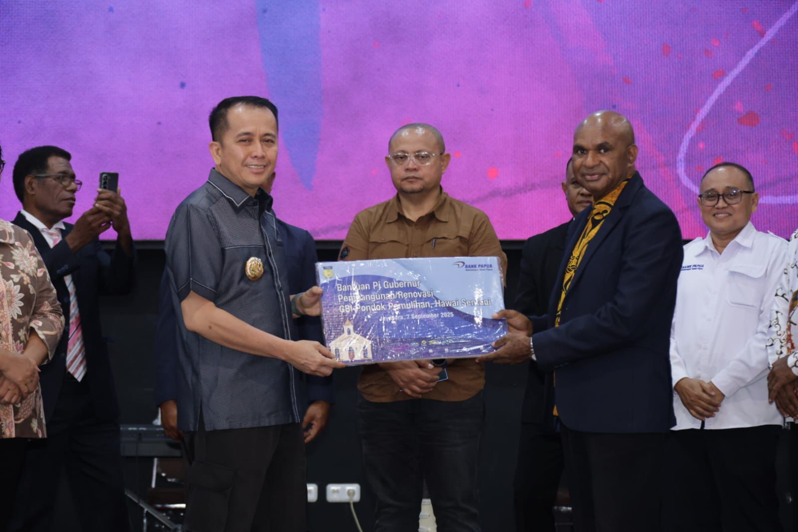 Pj Gubernur Papua Agus Fatoni Beri Bantuan ke GBI Pondok Pemulihan di Sentani