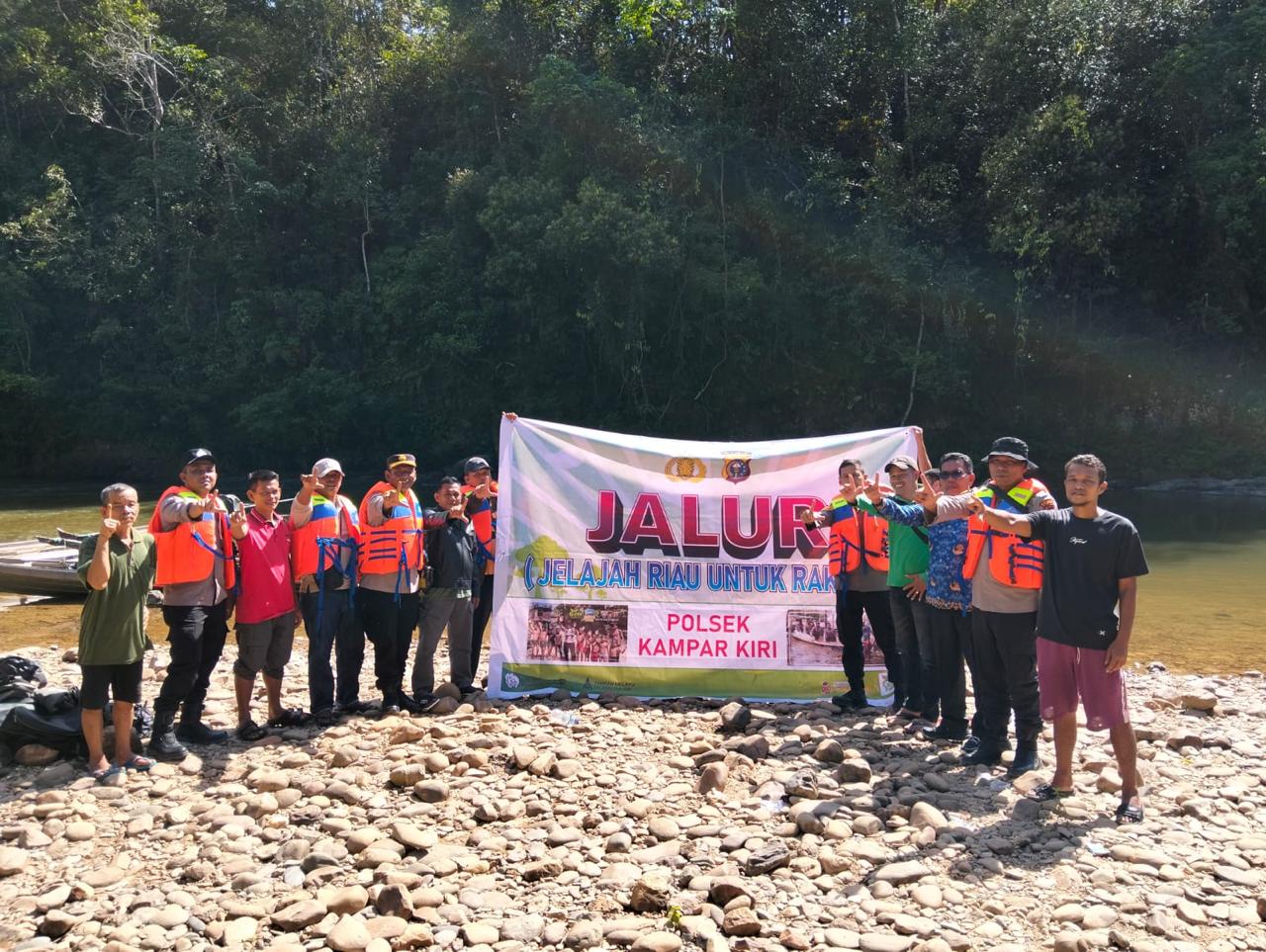 JALUR Polda Riau : Kapolsek Kampar Kiri Bagikan Sembako dan Lakukan Bakti Pendidikan di Desa Terpencil