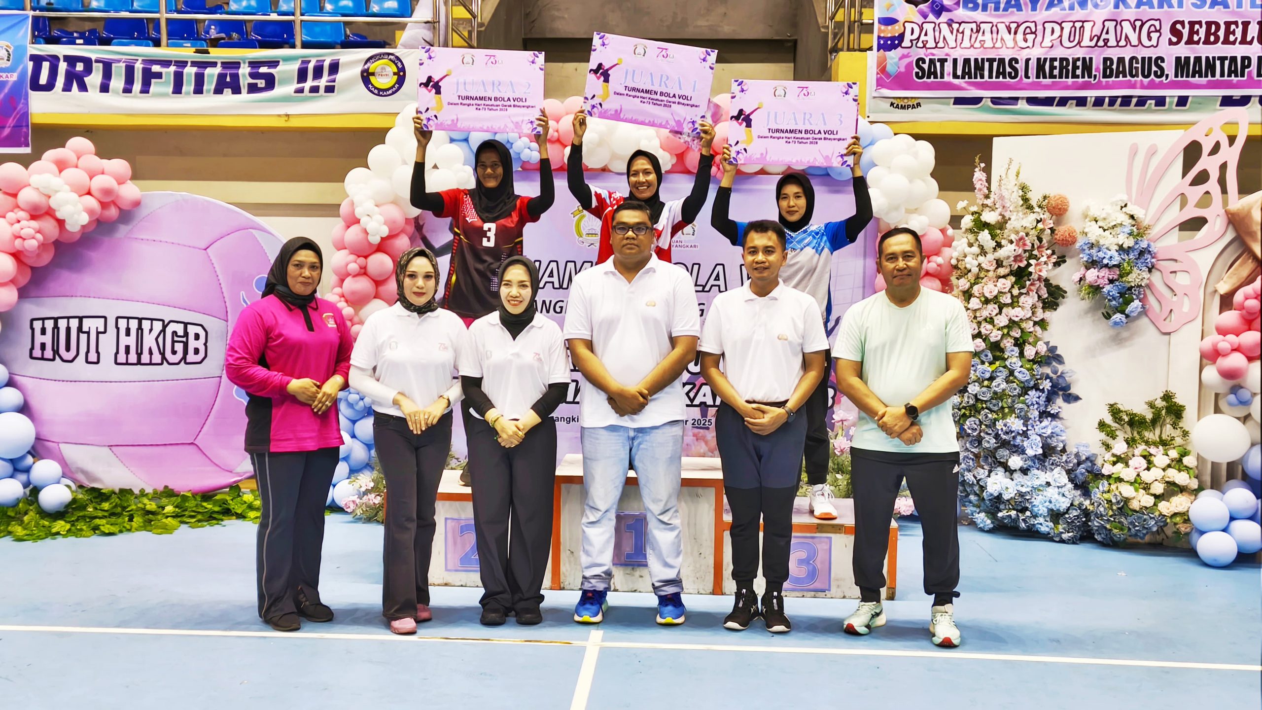 “HKGB ke-73 Meriah, Kapolres dan Ketua Bhayangkari Tutup Turnamen Bola Voli dengan Penuh Semangat!”