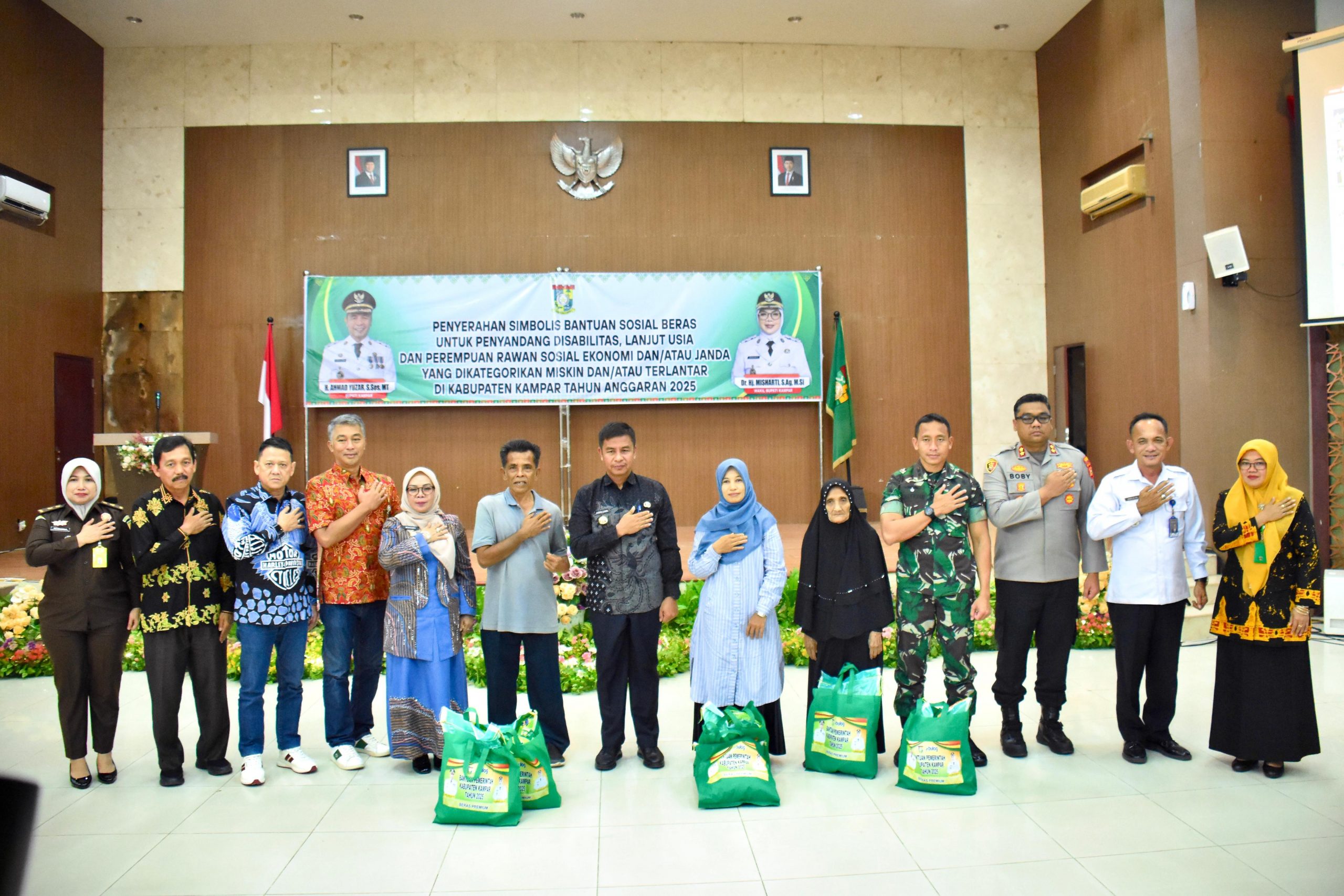 Sebanyak 2.548 Penerima Manfaat, Bupati Kampar H. Ahmad Yuzar Salurkan Bantuan Sosial Berupa Beras