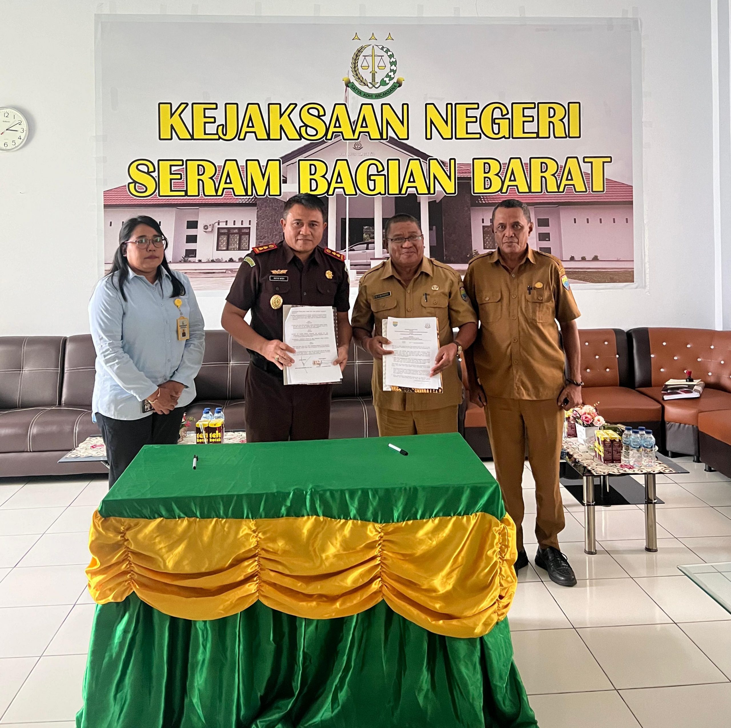 Optimalisasikan Penagihan Piutang Pajak MBLB, Kejari SBB Tandatangani MoU dengan Bapenda SBB dan Terima 11 SKK
