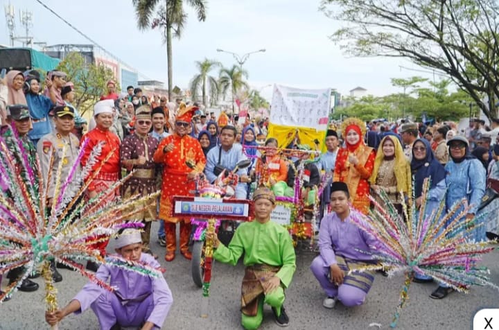 Bupati Zukri dan Wabup Husni Tamrin Resmi Lepas Pawai Budaya HUT Pelalawan ke-26