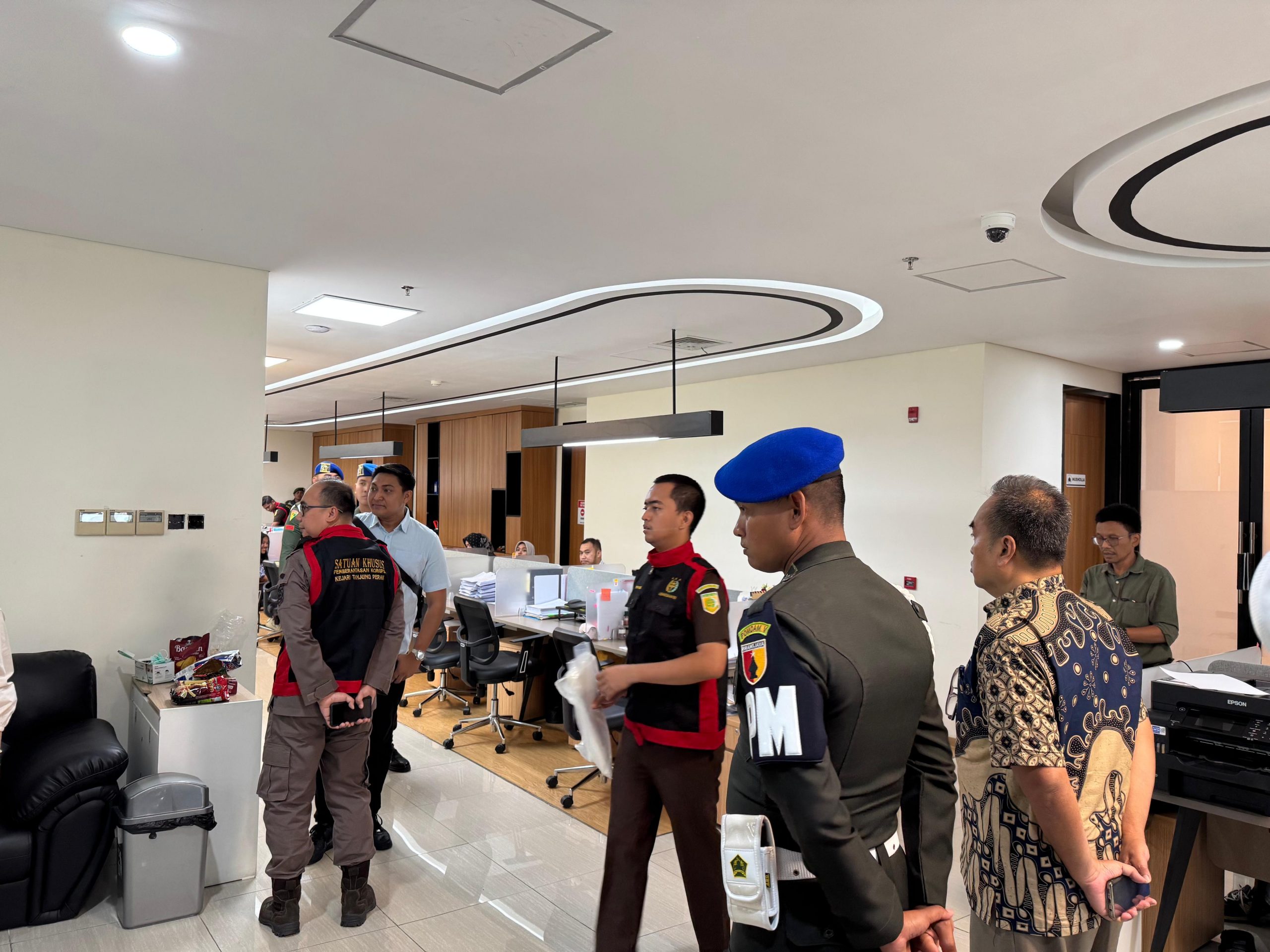Kejari Tanjung Perak Melakukan Penggeledahan Kantor PT.Pelindo Sub Reg 3 Surabaya Terkait Penyidikan Perkara Dugaan Tipikor Pemeliharaan Kolam Pelabuhan Tahun 2023-2024