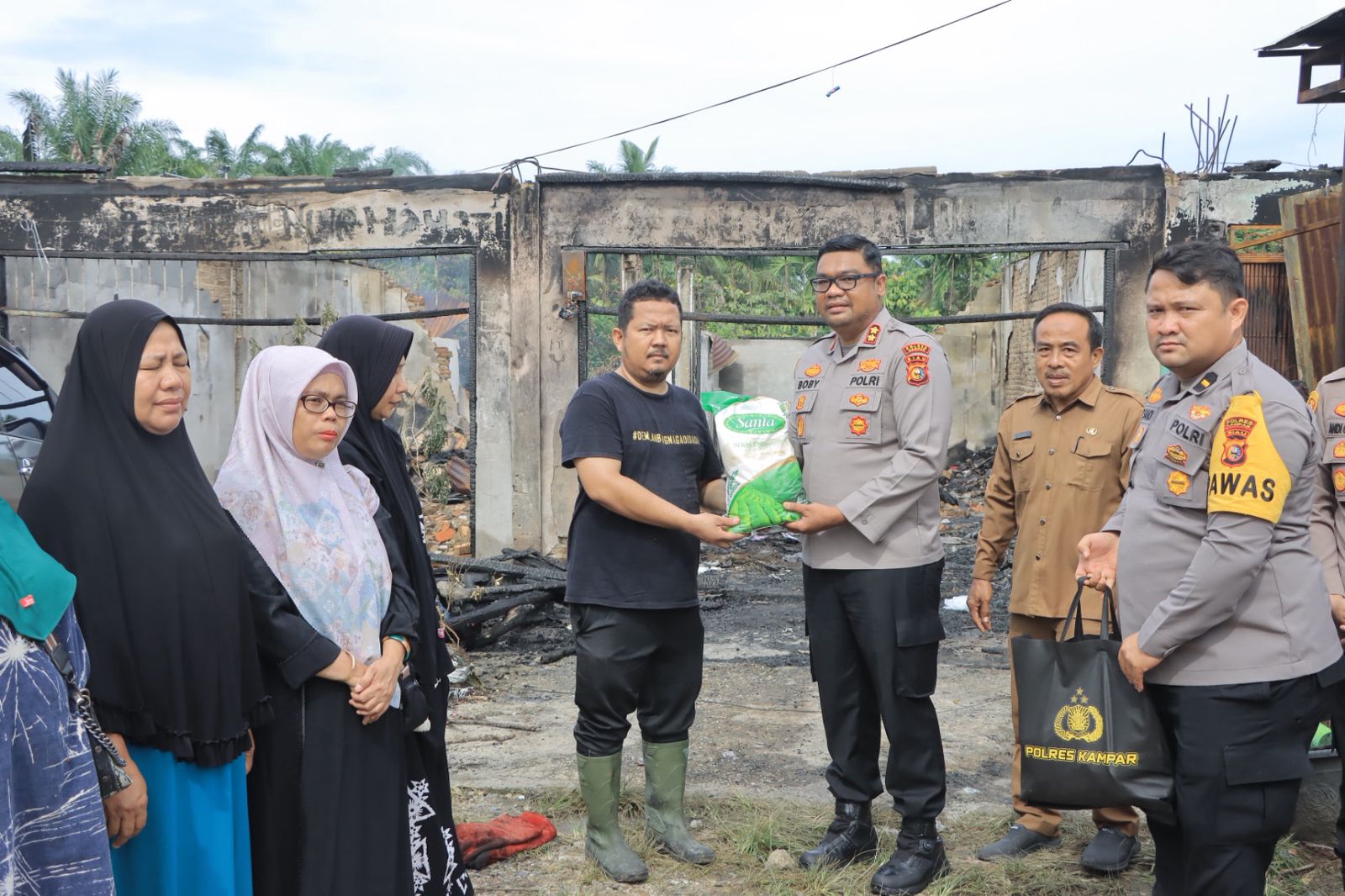 “Bukan Sekadar Simpati, Tapi Aksi Nyata! Kapolres Kampar Beri Bantuan Langsung ke Korban Kebakaran Pasar Kuok, Bukti Polri Peduli!”