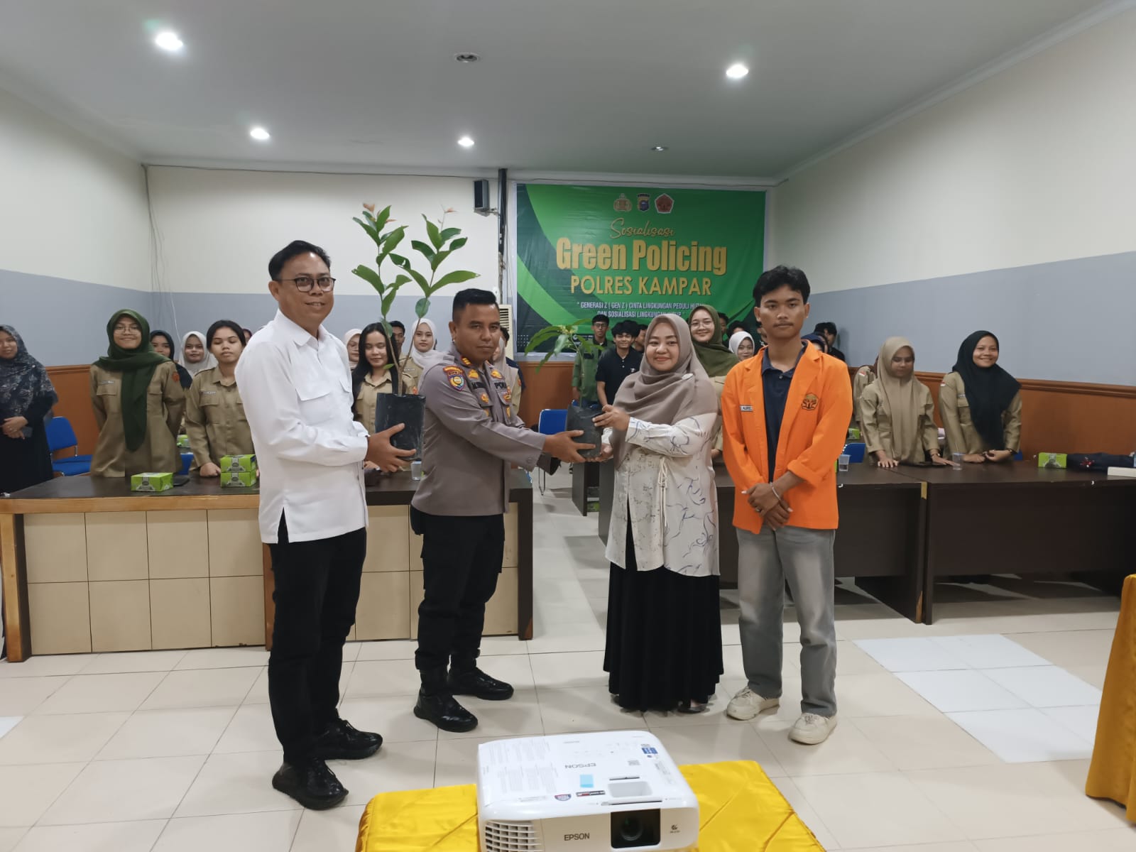 “Dari Kampus untuk Indonesia Hijau, Polres Kampar Gandeng Mahasiswa Polkam Tanam Pohon, Sebarkan Semangat Cinta Lingkungan!”